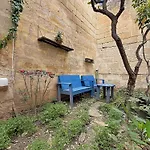 Apartment Modern With Private Garden, Wifi&air Conditioning