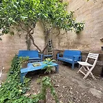 Modern With Private Garden, Wifi & Air Conditioning
