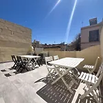 Modern With Private Garden, Wifi&air Conditioning Apartment