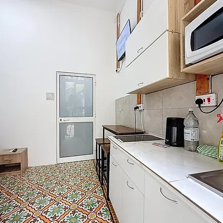 Modern With Private Jacuzzi & Garden, Wifi & Air Conditioning 그지라