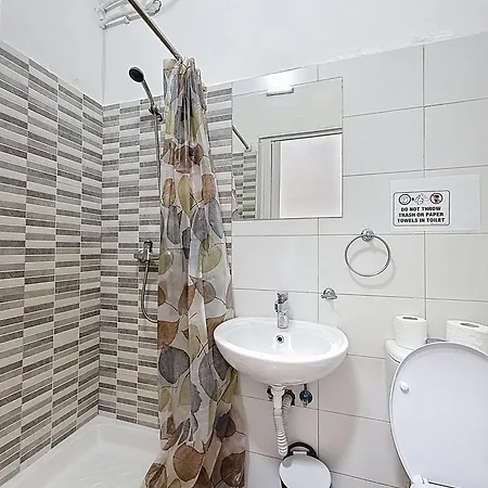 Modern With Private Jacuzzi & Garden, Wifi & Air Conditioning 아파트 *