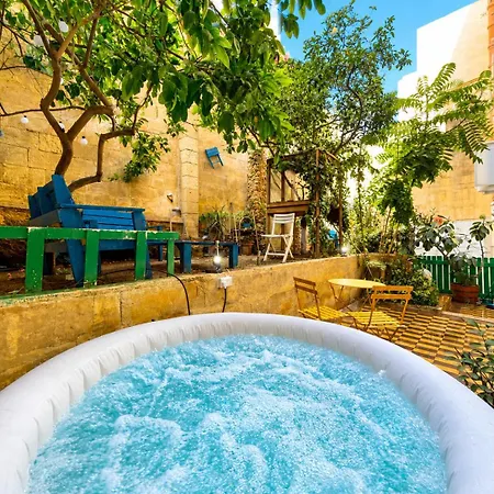 Modern With Private Jacuzzi & Garden, Wifi & Air Conditioning 아파트